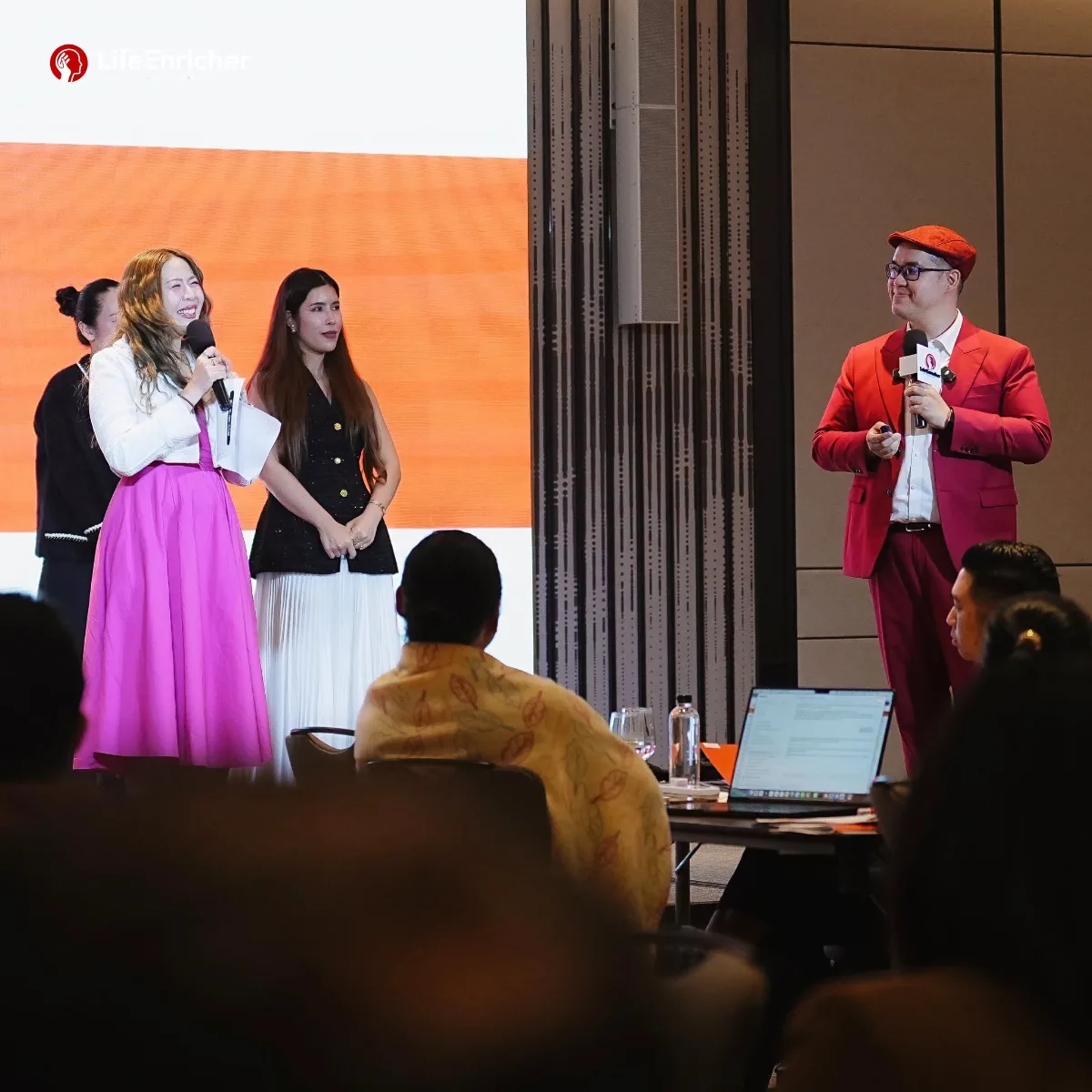 บรรยากาศการเรียน Sales Mastery วิทยากรและผู้เข้าอบรมบนเวที