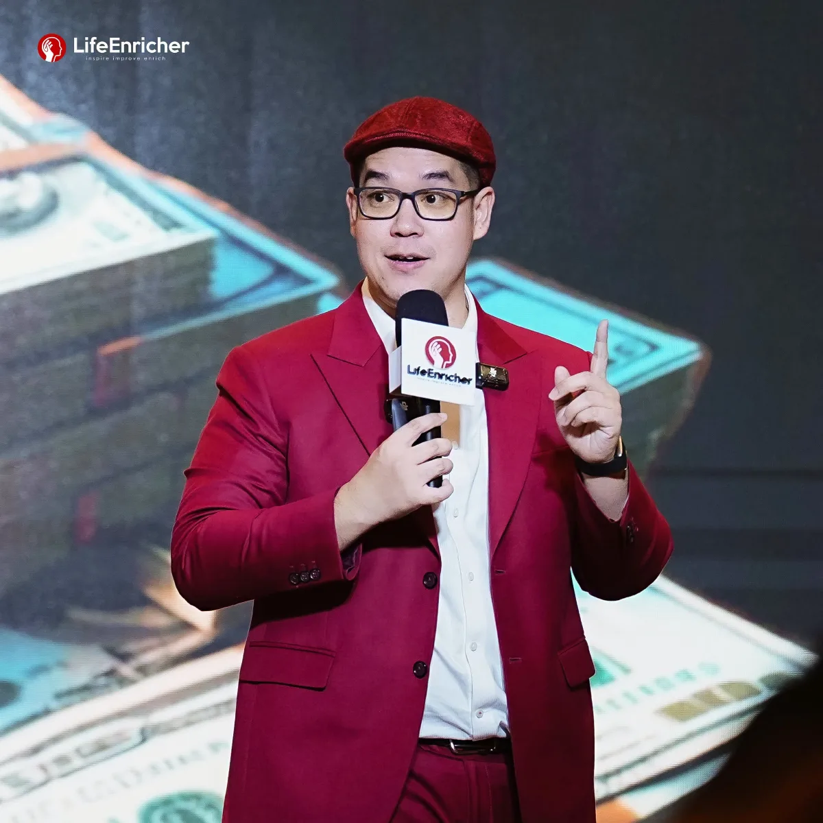 โค้ชแพท พัชรพงษ์ สุนทรเจริญวงศ์ ถือไมค์บรรยาย